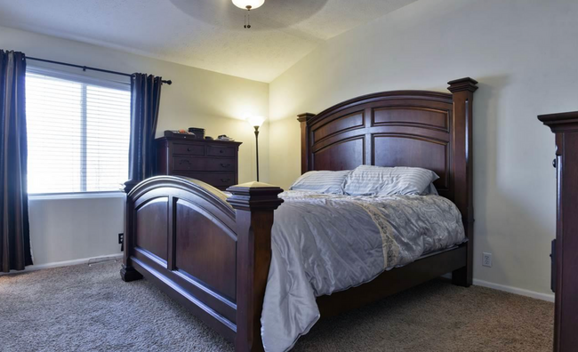 Building Photo - Live Close to It All in This 3 Bedroom Pap...
