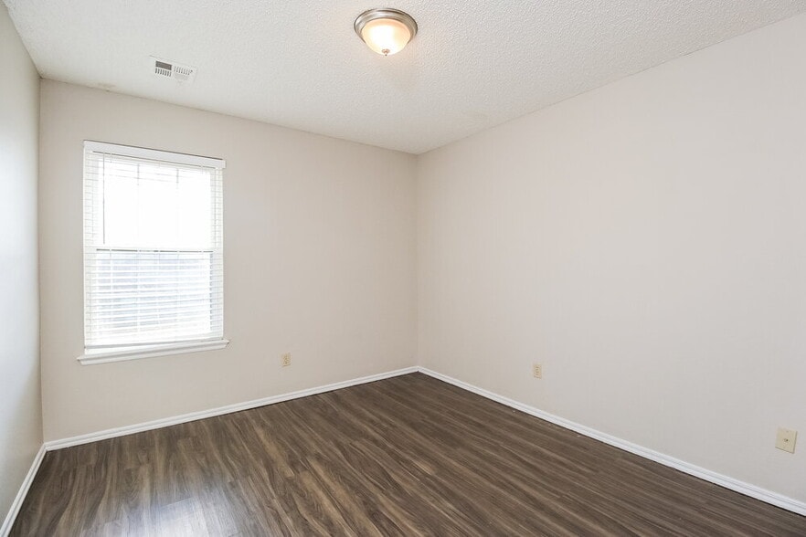 Building Photo - 5421 Sudbury Ln