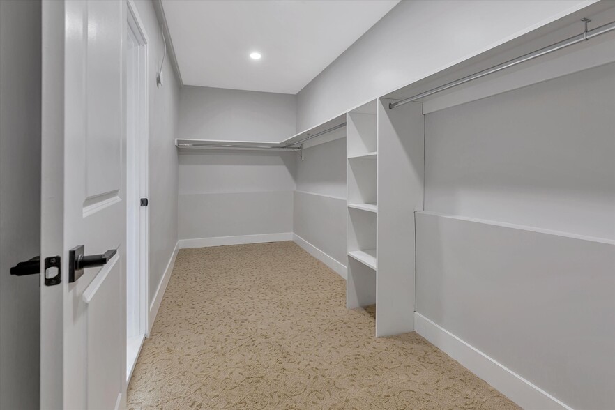 HUGE CLOSET!! - 5284 Belvedere St