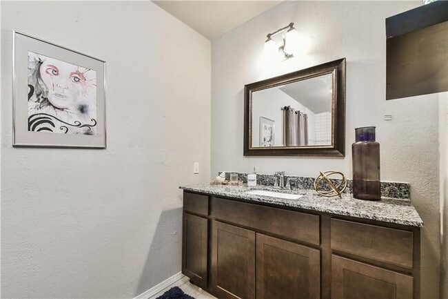 Building Photo - Beautifully Remodeled 4 Bedroom Home near ...