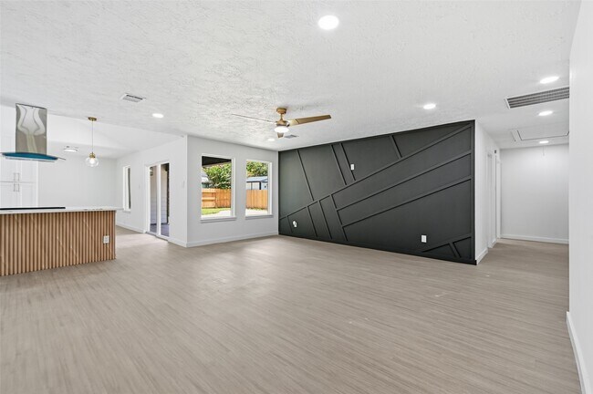 Building Photo - 25402 Thistlewaite Ln