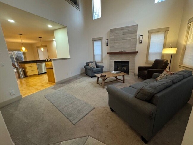 Building Photo - Partially furnished short term  West Side Location