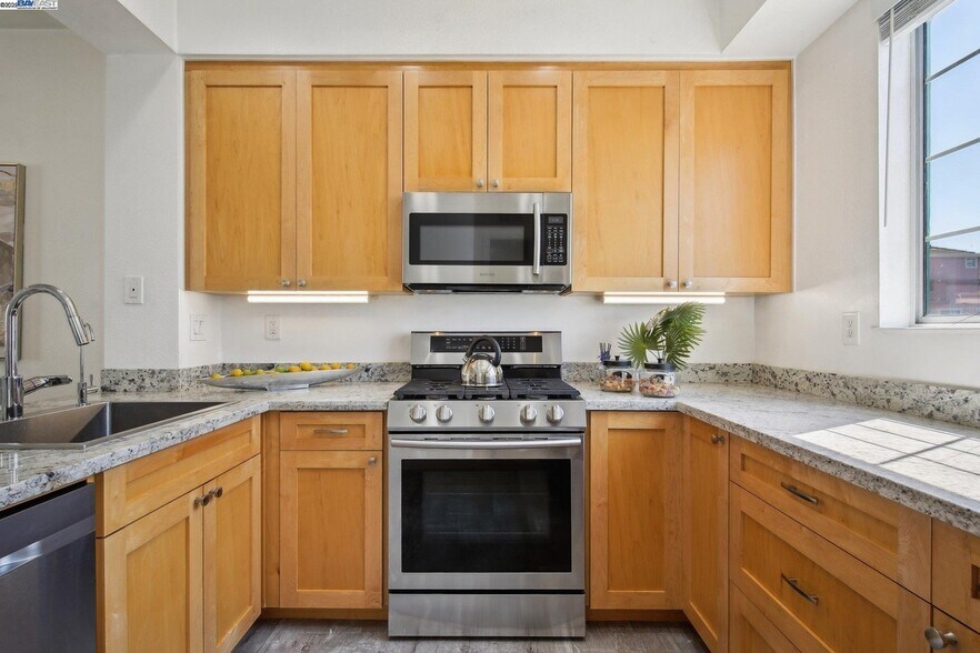 Building Photo - 385 Montecito Way