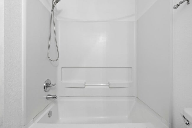 Building Photo - Comfort and Convenience in This Bay Colony Pointe Beauty