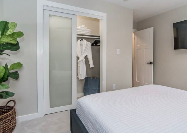 Building Photo - **OFFERING 1/2 OFF FIRST MONTH'S RENT FOR 9+ MONTH LEASE** Luxurious 2BD, 1.5BA Raleigh Unit (B) ...