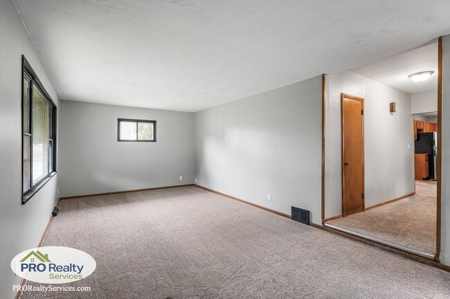 Building Photo - Recently Remodeled 2 Bedroom Home