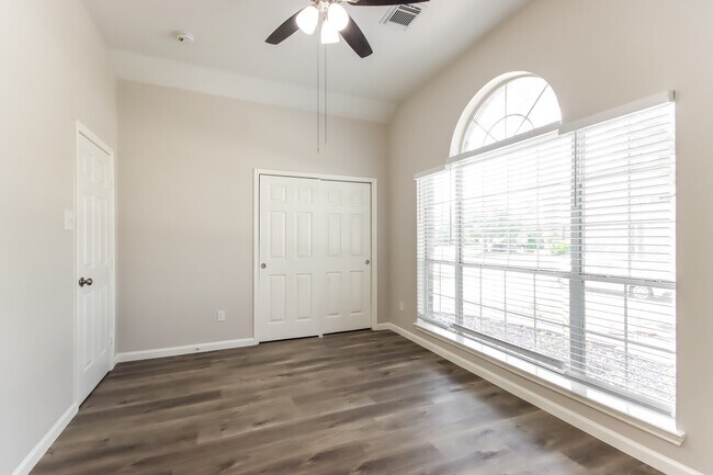 Building Photo - 910 Taylor Ridge Dr