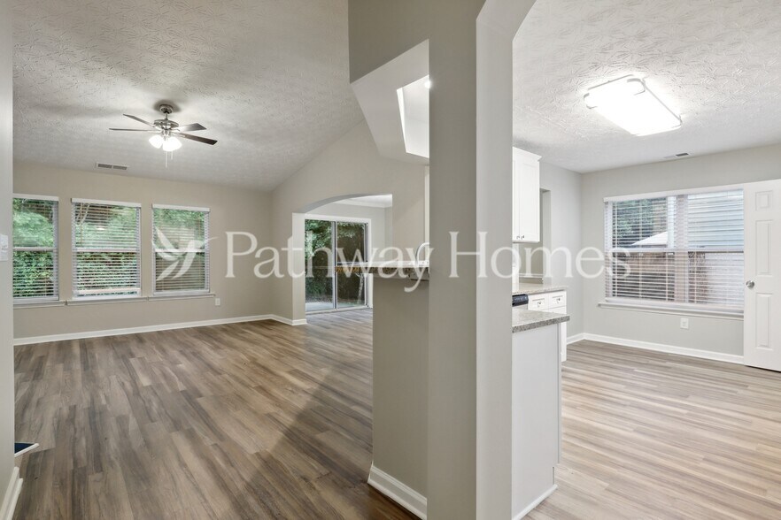 Building Photo - 210 Silver Arrow Cir