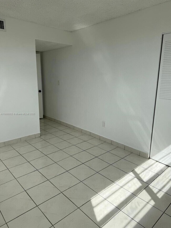 Building Photo - 1255 W 53rd St