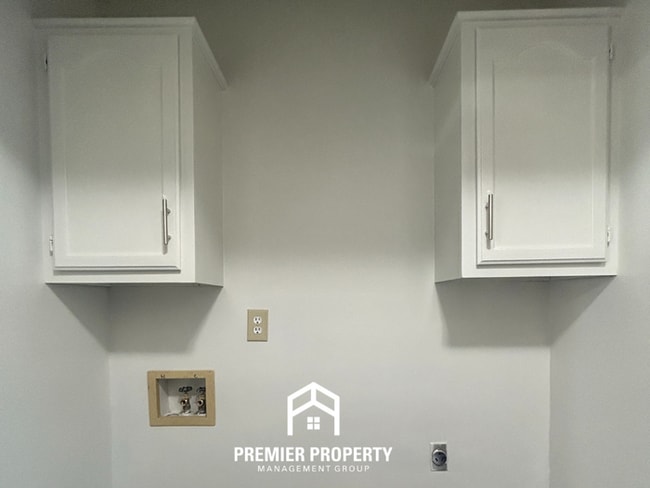 Building Photo - 7130 Redfern Dr