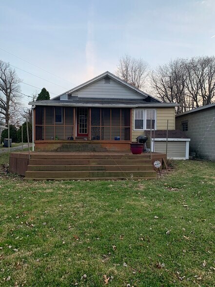 Privacy fenced yard Great deck! Small screened in porch - 704 W Cherokee Dr