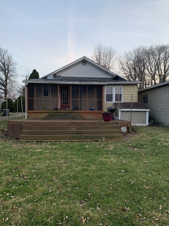 Privacy fenced yard Great deck! Small screened in porch - 704 W Cherokee Dr