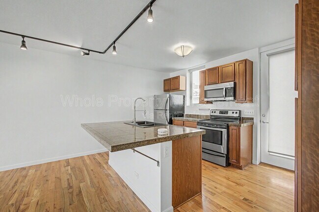 Building Photo - 908 Eudora St