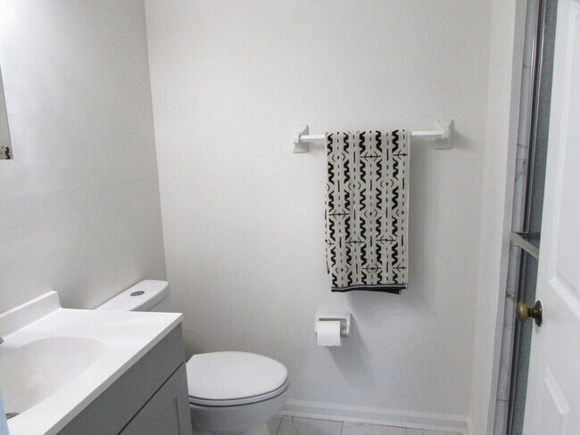 Building Photo - 2 Bed, 2 Bath Condo - Desirable Location -...
