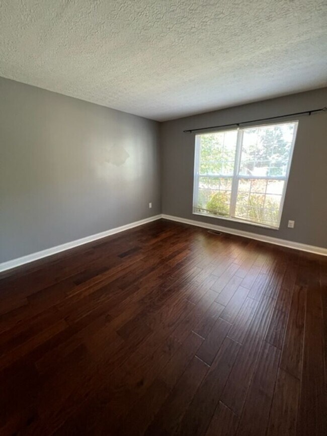 Building Photo - Charming 4 Bedroom 2.5 Bathroom Home in Hi...