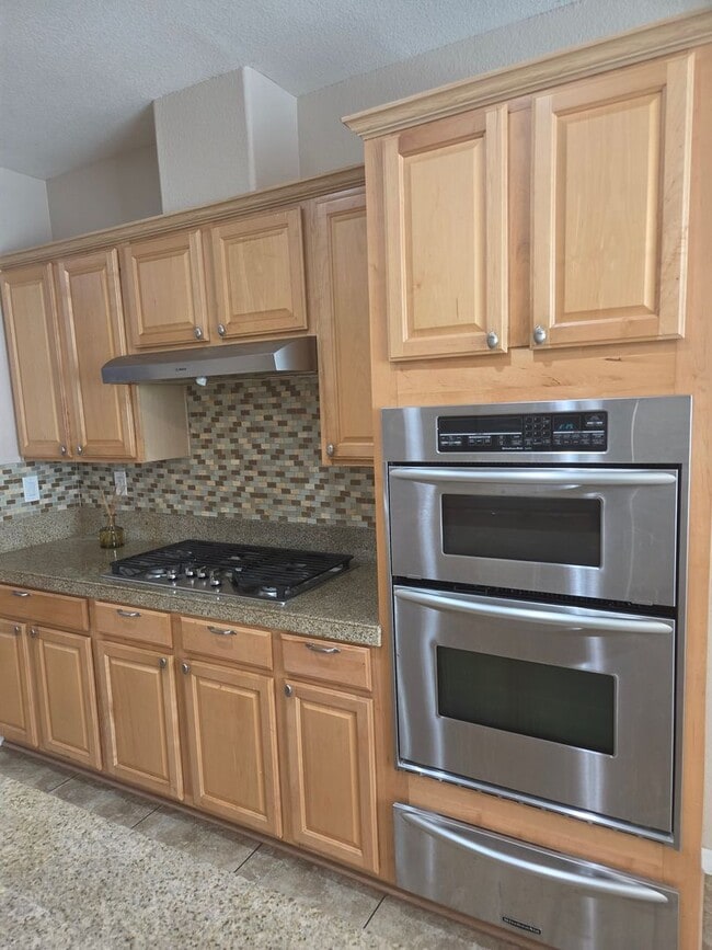 Building Photo - Stunning 4 Bed, 4 Bath Two-Story Home