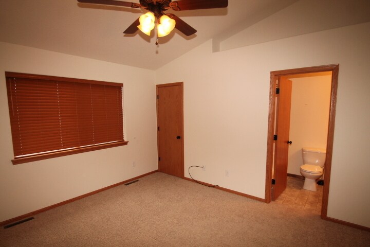 Vaulted Master bdrm - 4902 Algonquin Dr