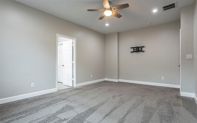 Building Photo - 2718 Leslie Ln