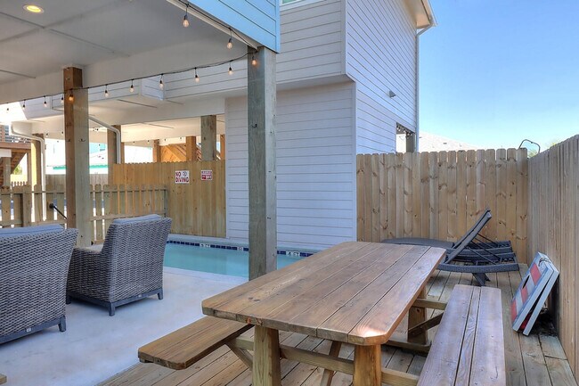 Building Photo - 527 Sand Burr Ln