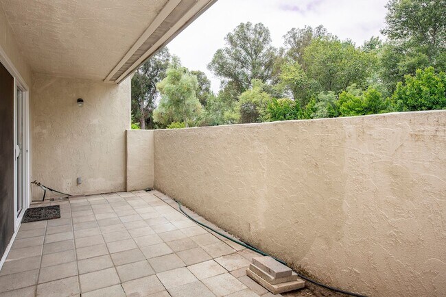 Building Photo - Charming Condo for Rent in Goleta!