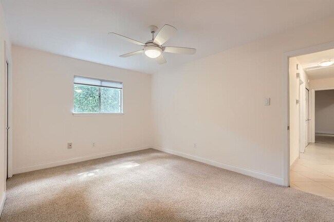 Building Photo - 3004 Maywood Cir