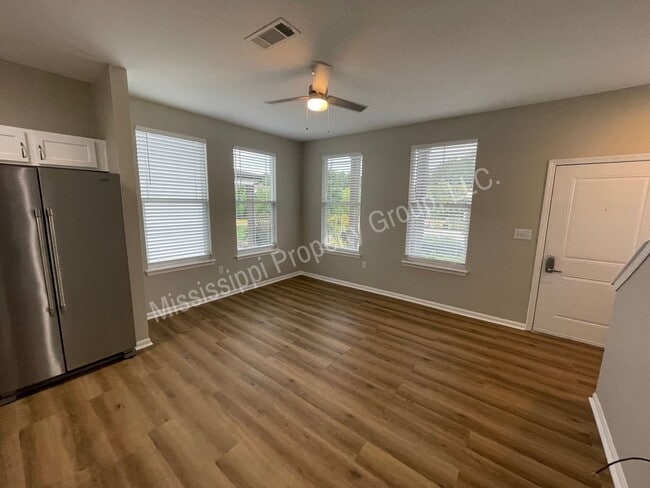 Building Photo - 3BD/3.5BA Available for Mid-August Move In