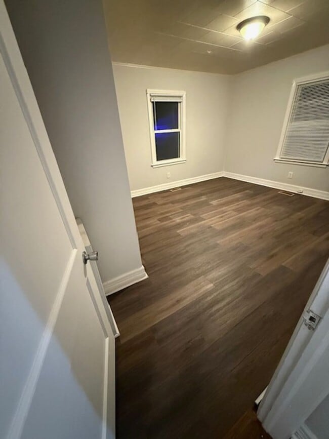 Building Photo - Two bedroom, 1 bath house in Burlington