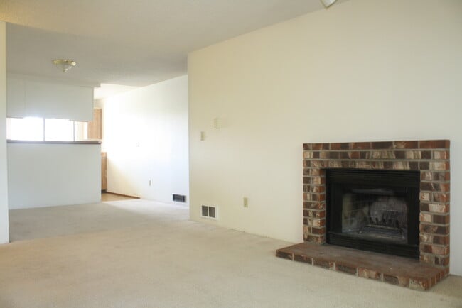 Building Photo - Top floor, 2drm, 2 full bath, open floor plan, pool, water, sewer, garbage included in rent