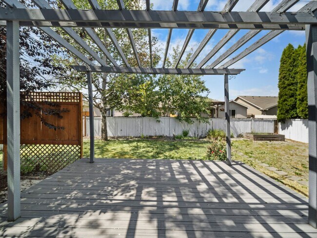 Building Photo - 4bedroom/3bath w/Garage/washer/dryer/fence...
