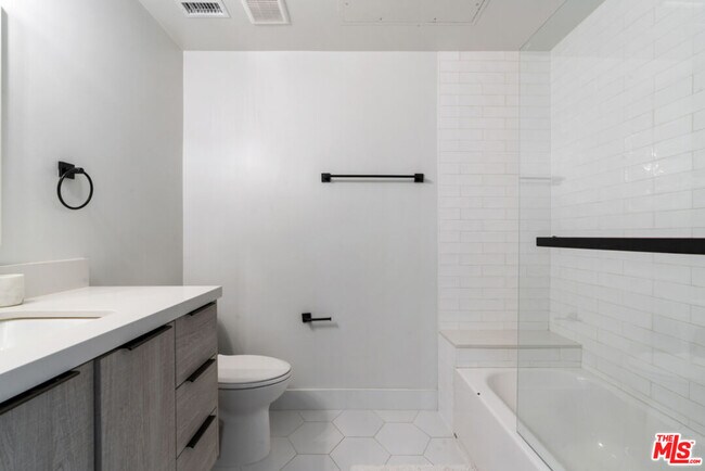 Building Photo - 738 Parkman Ave