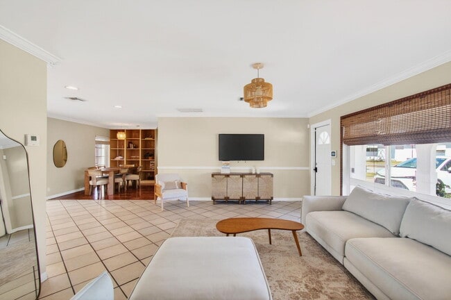 Building Photo - 301 SE 8th Ave