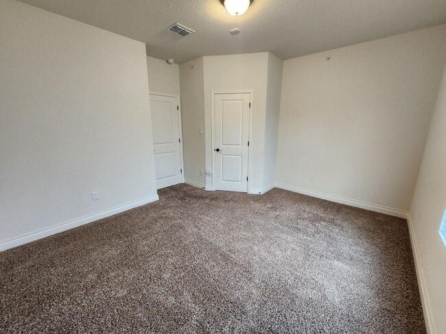 Building Photo - 1 MONTH FREE RENT/ 3/2.5/1.5 Fourplex Clos...