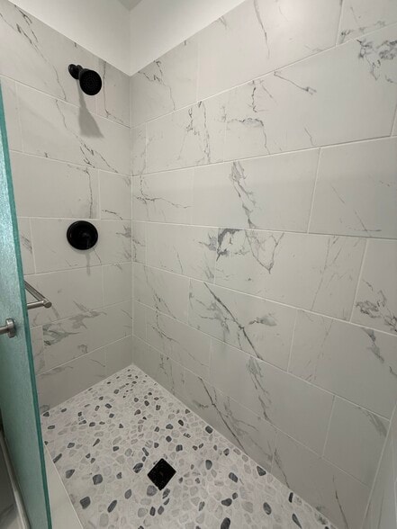 Building Photo - 762 1/2 N Ridgewood Pl