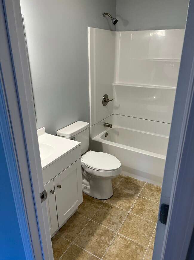 Building Photo - 442 Redbud Dr