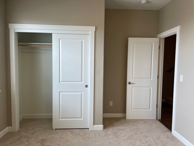 Building Photo - LUXURY 4 Bed Camas Townhome! Gated Communi...