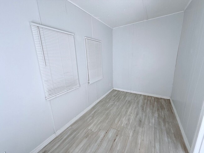 Building Photo - 607 49th Ave Terrace W