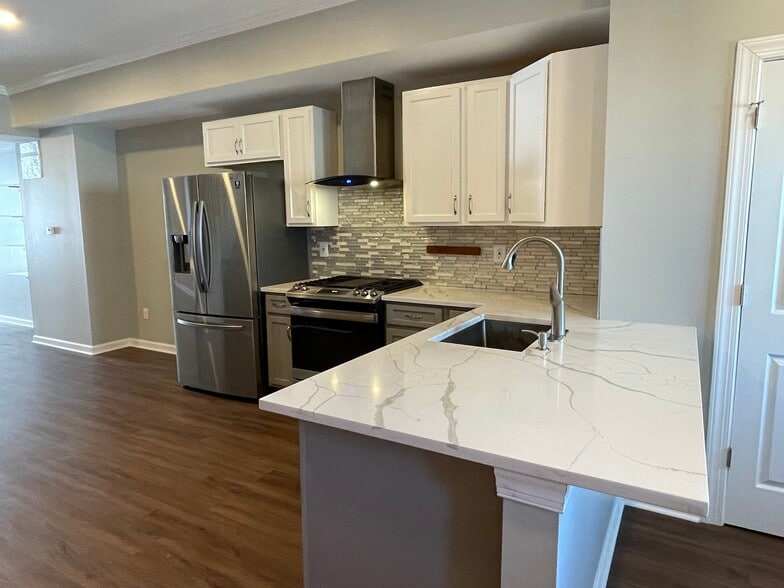Kitchen - 124 S Highland Ave