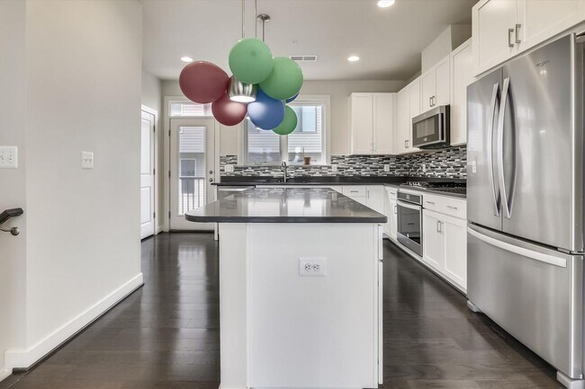 Building Photo - Luxury END-UNIT garage townhouse - 4BD/4.5BA!