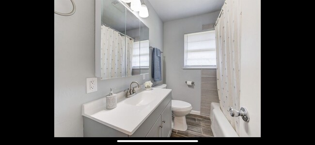Full bathroom - 1530 NE 43rd St