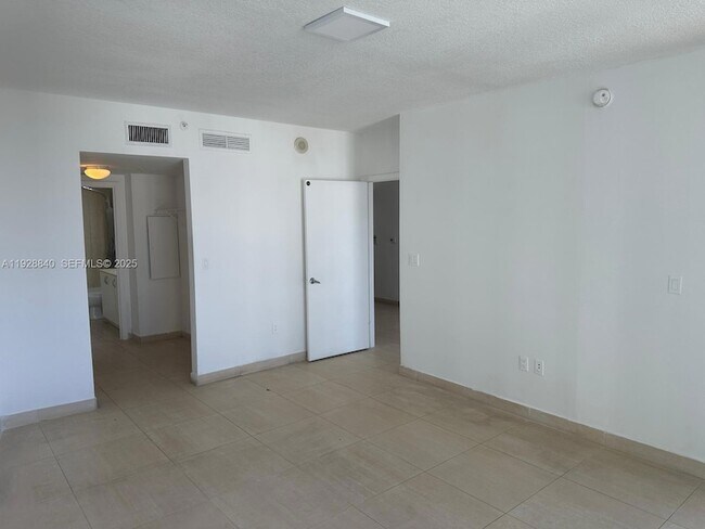 Building Photo - 1750 N Bayshore Dr