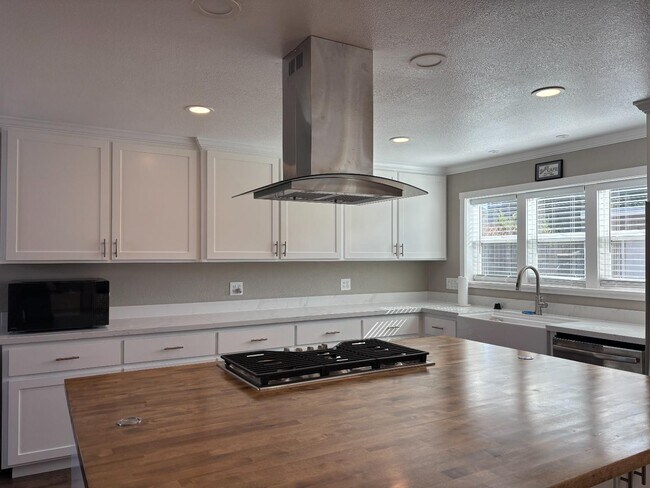 Building Photo - 430 Inverness Way