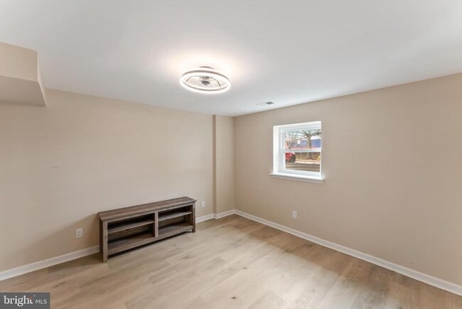 Building Photo - 8213 Roxbury Dr