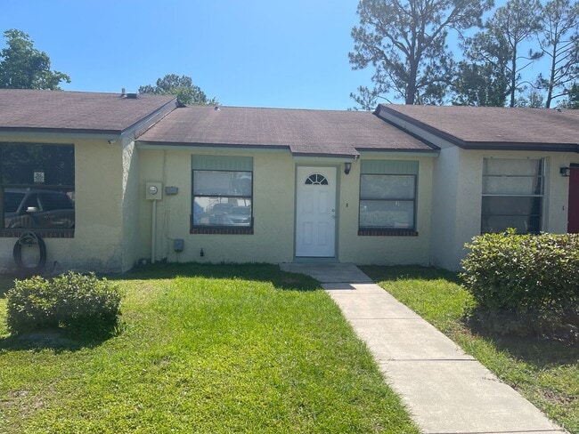 Primary Photo - 2/1 Townhome close to shopping