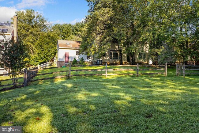 Building Photo - 8208 Gainsborough Ct W