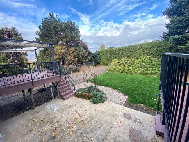 Building Photo - $300 Off 1st Month's RENT! Spacious 3-Bedroom Home with Large Fenced Yard + RV Parking in The Dalles