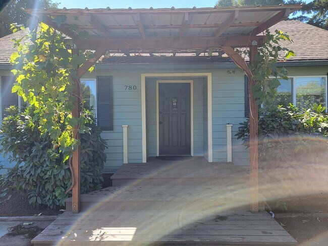 Building Photo - Charming 3 Bed, 1 Bath House with Fenced Yard, Bonus Room and Close to Willamette Park !