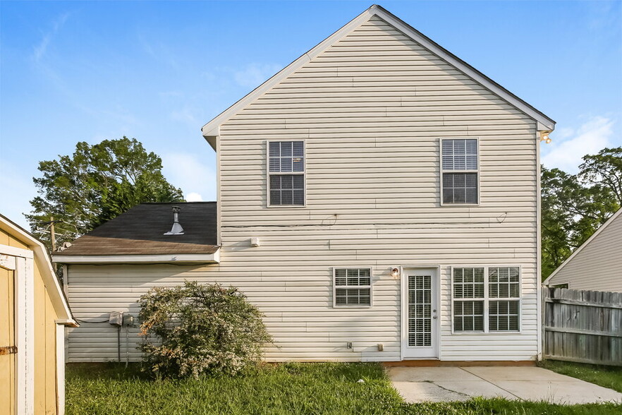 Building Photo - 5900 Hewitt Dr