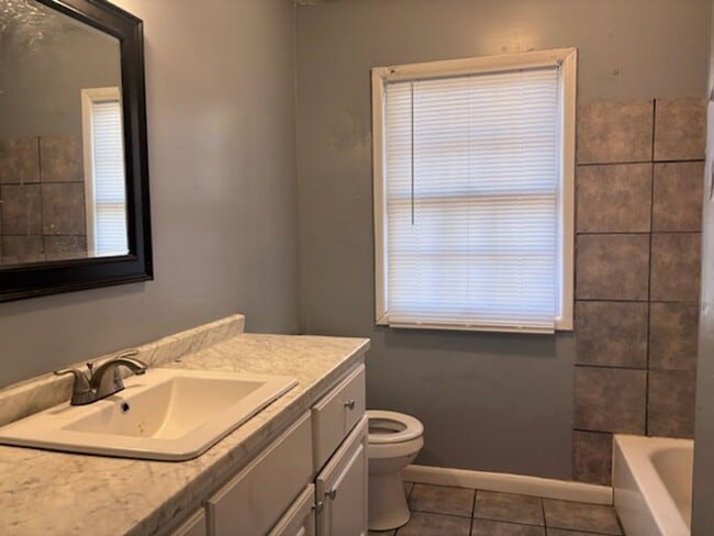 Building Photo - 3167 Longwood Dr