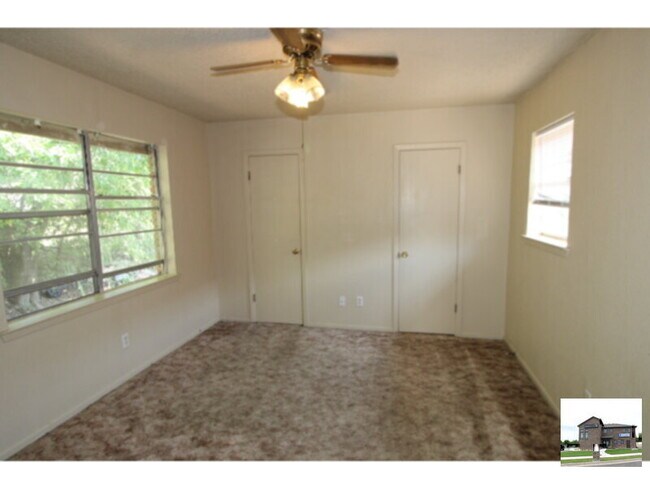 Building Photo - 806 Hackberry St