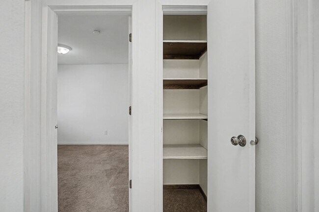 Building Photo - BRUSS01